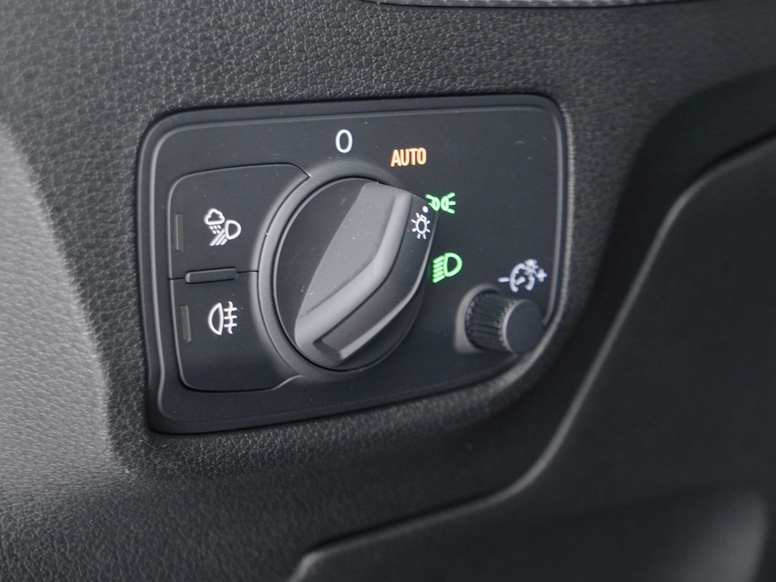 11 - Audi Q2 35 1.5 tfsi carbon edition s tronic