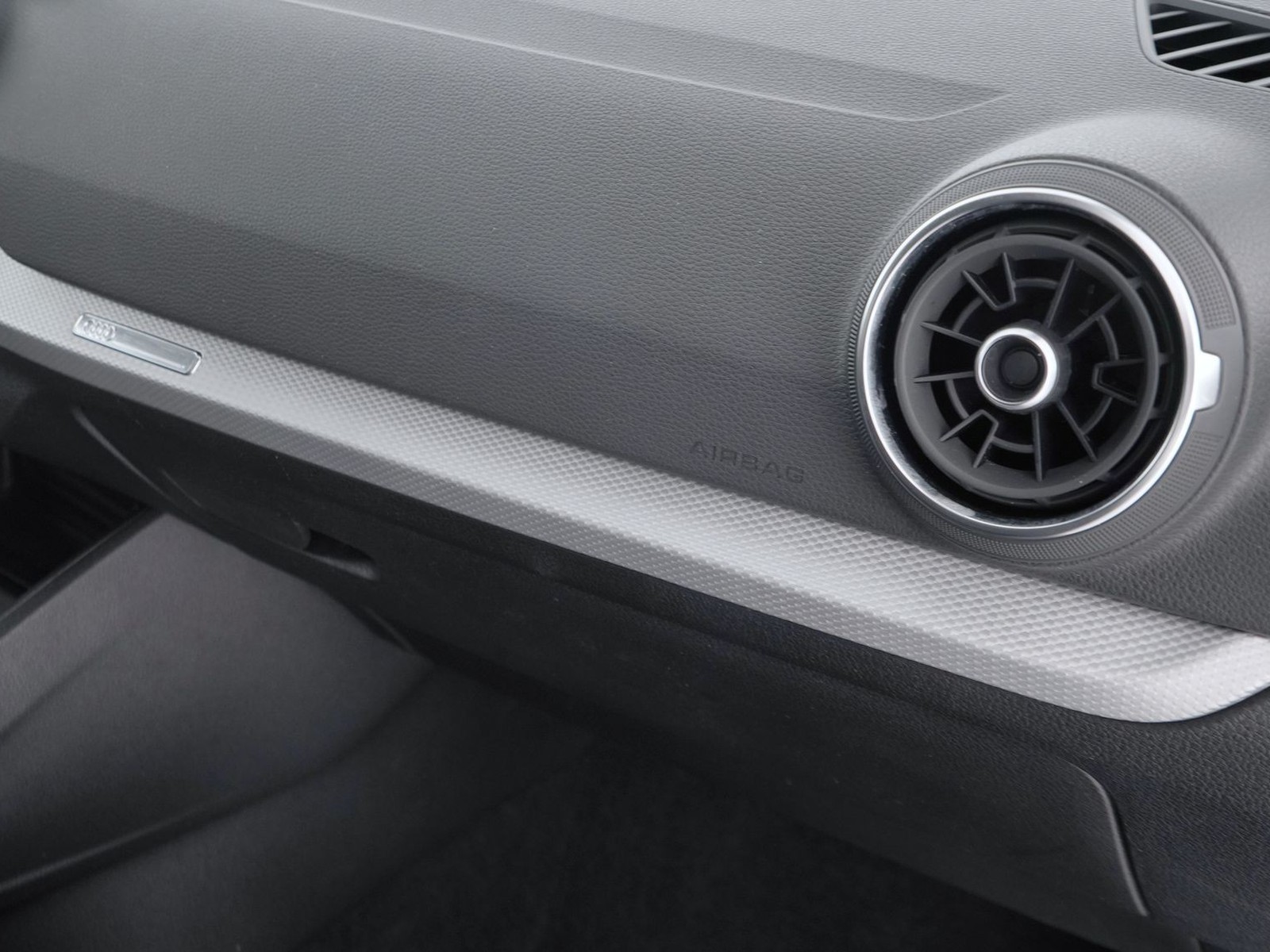 18 - Audi Q2 35 1.5 tfsi carbon edition s tronic