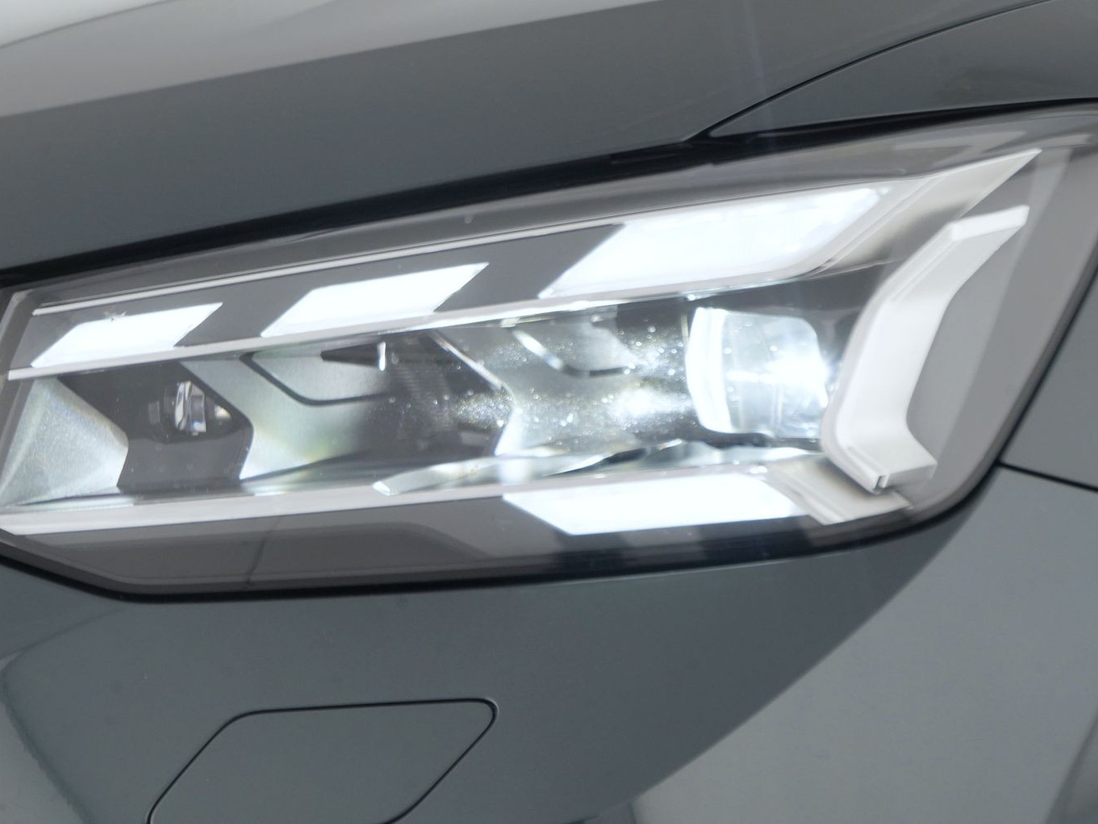 6 - Audi Q2 35 1.5 tfsi carbon edition s tronic