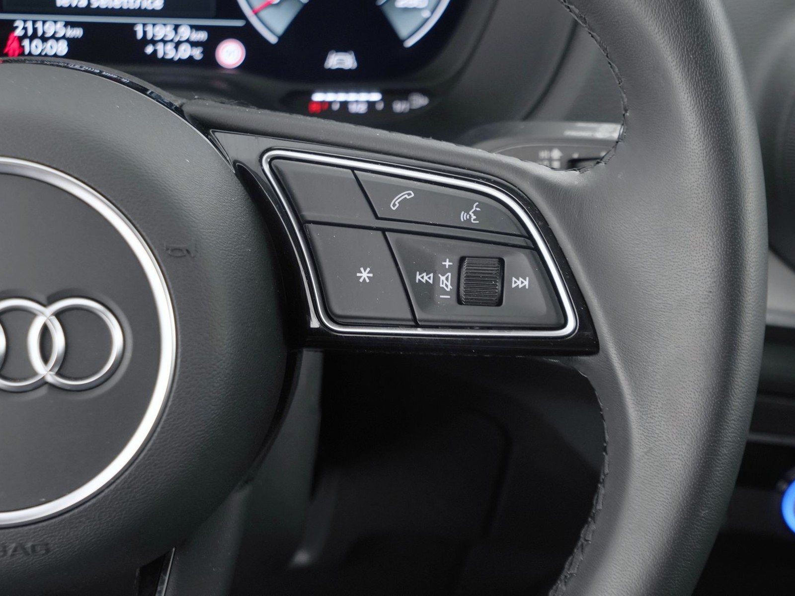 9 - Audi Q2 35 1.5 tfsi carbon edition s tronic