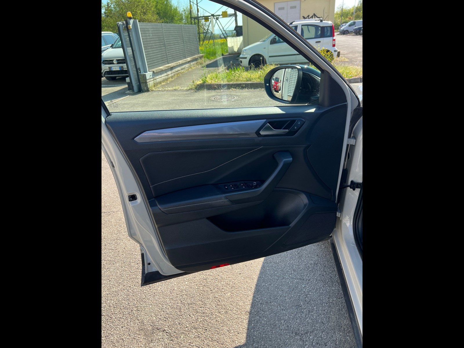 9 - Volkswagen T-Roc 1.0 tsi 110cv style