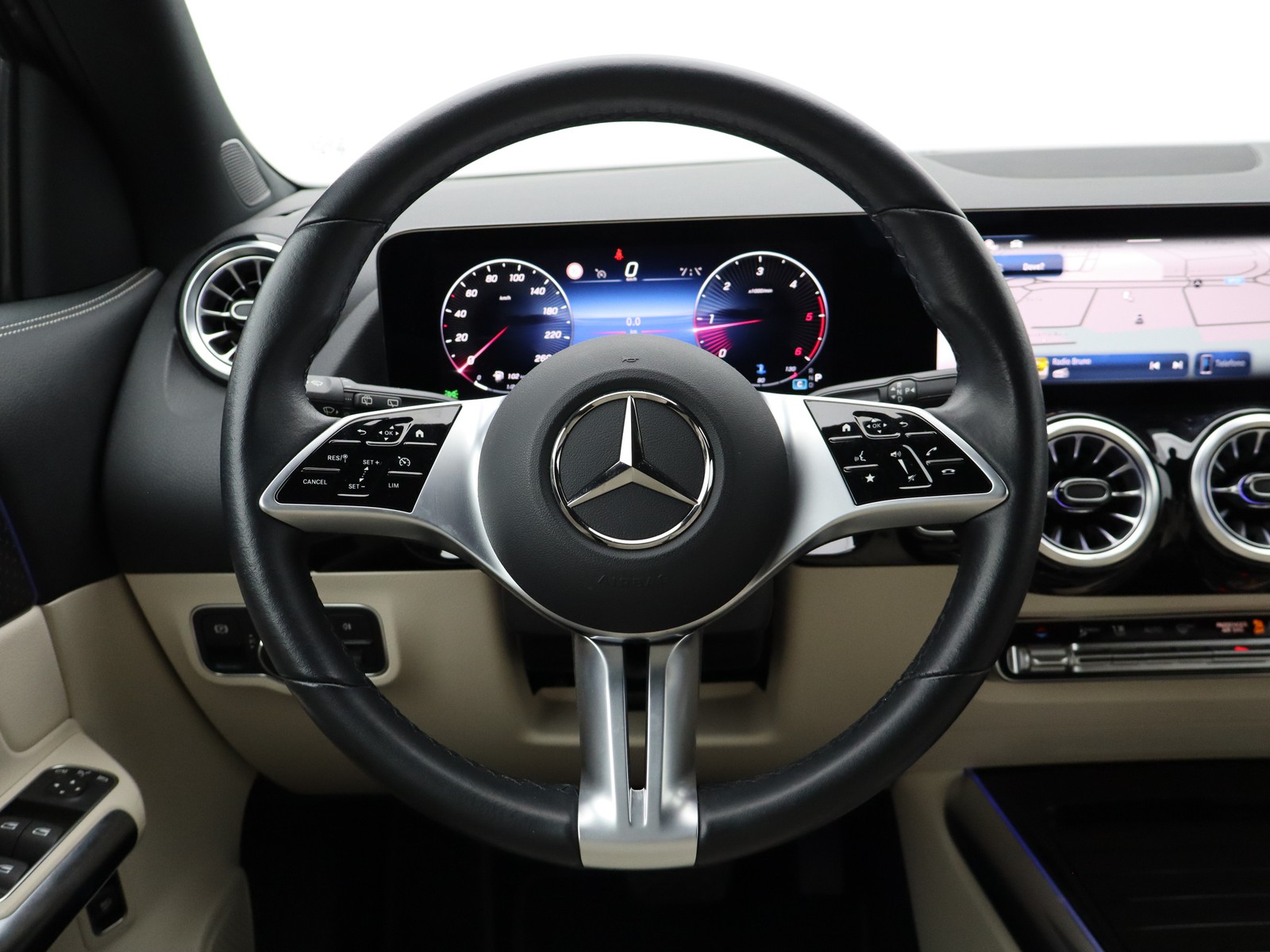 17 - Mercedes GLA 180 d progressive advanced plus 8g-dct