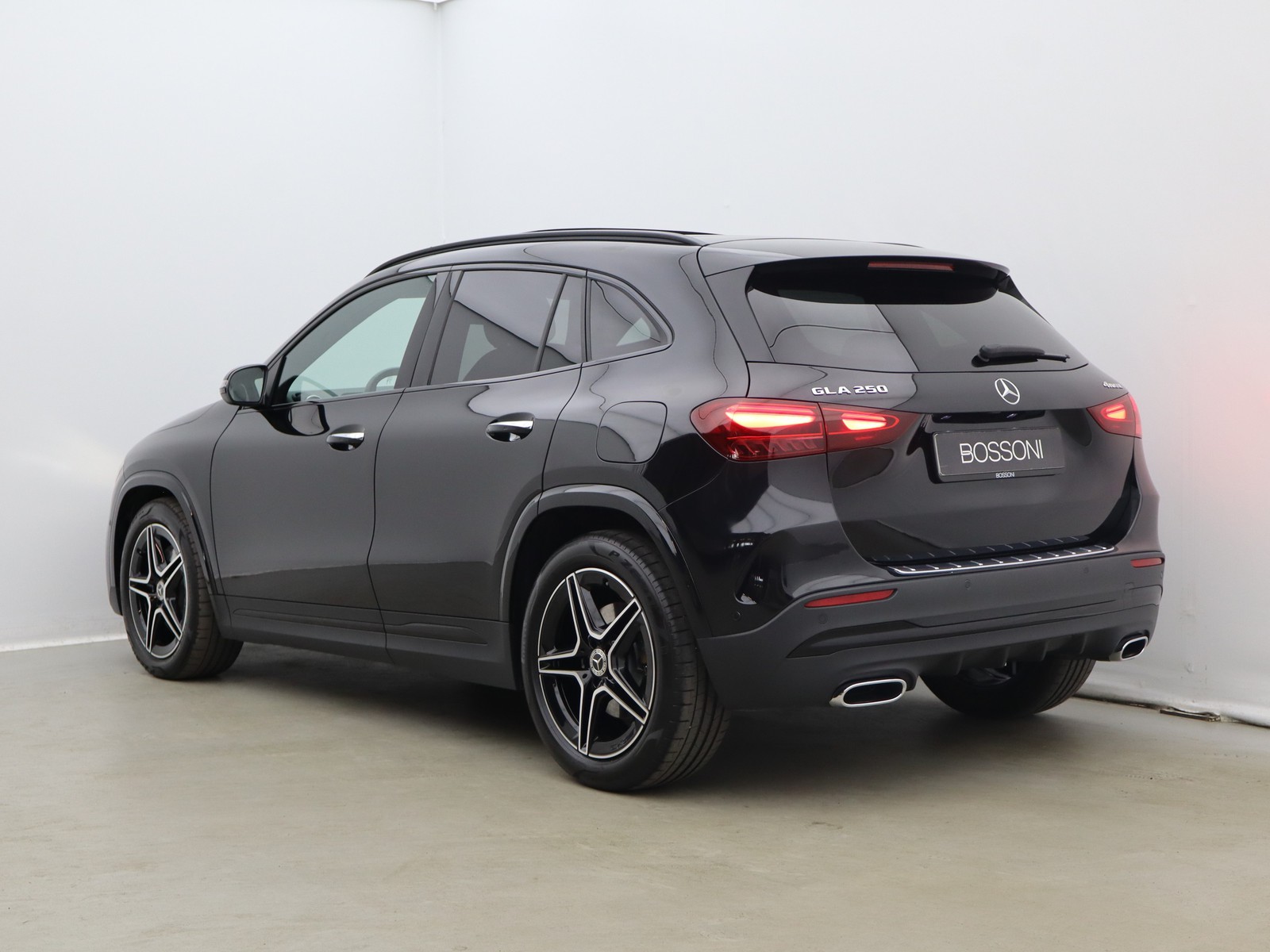 5 - Mercedes GLA 250 amg line premium plus 4matic 8g-dct