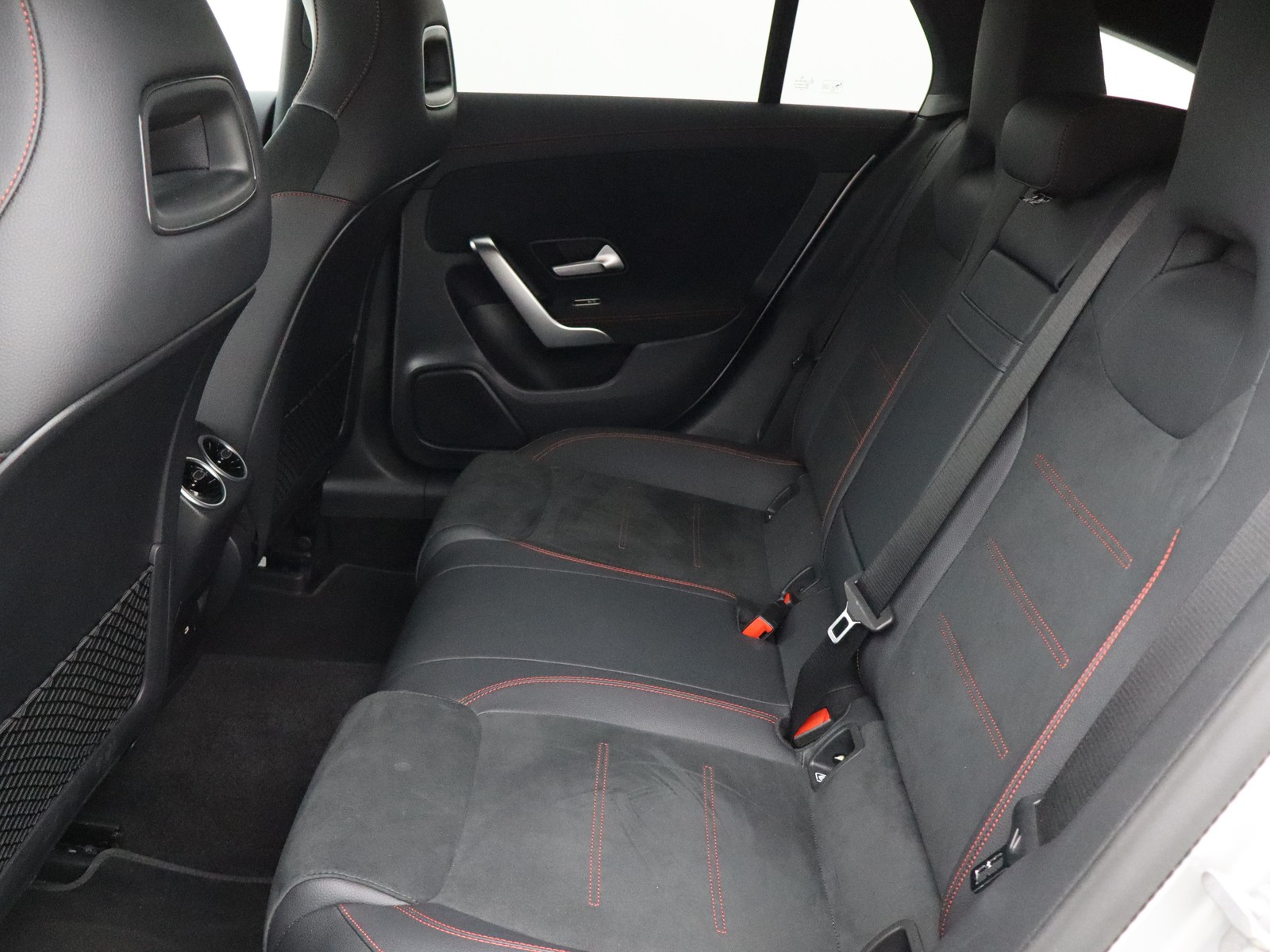 8 - Mercedes CLA shooting brake 200 d amg line premium 8g-dct