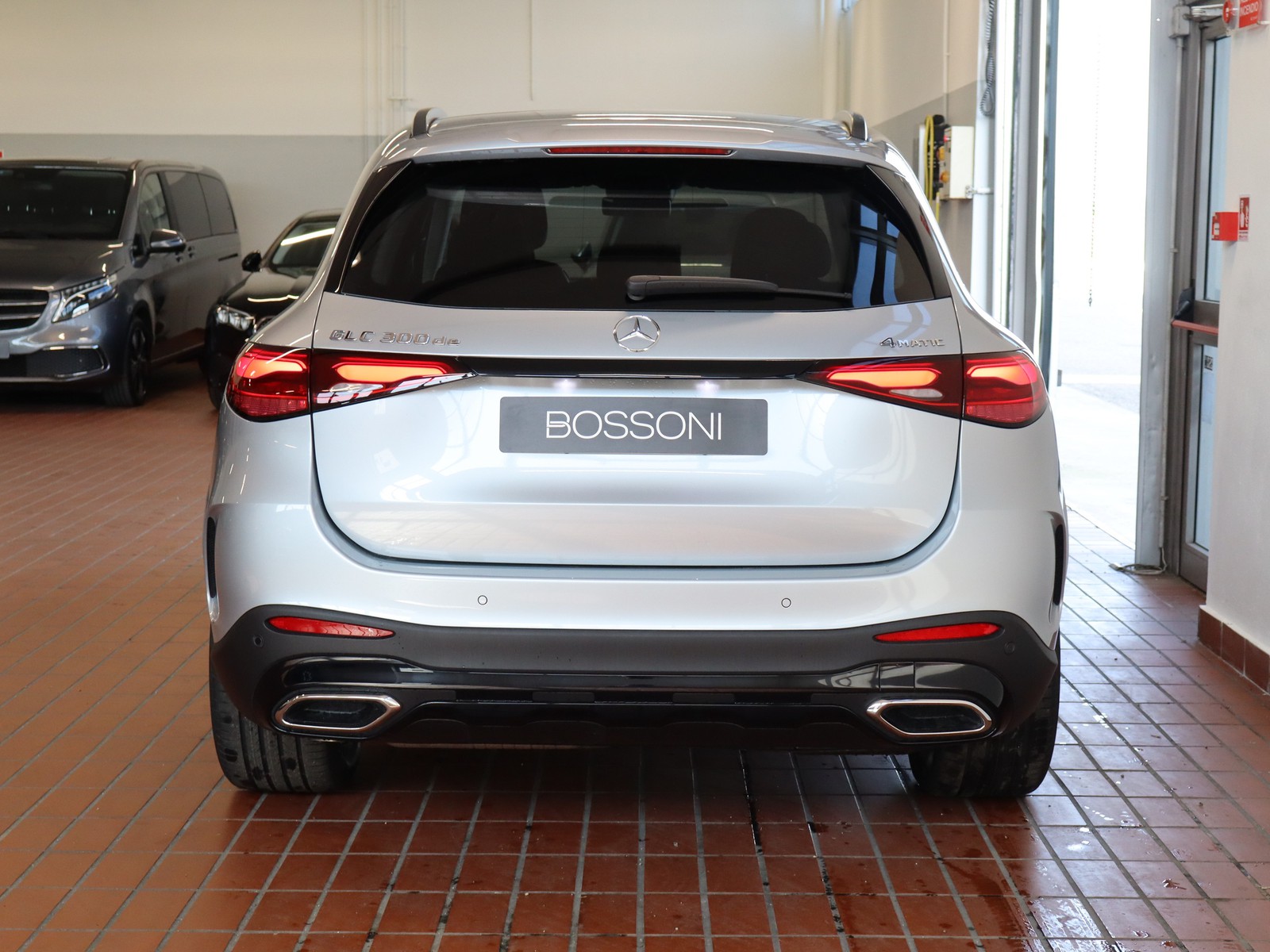 6 - Mercedes GLC suv 300 de plug in hybrid amg line premium tech 4matic 9g-tronic