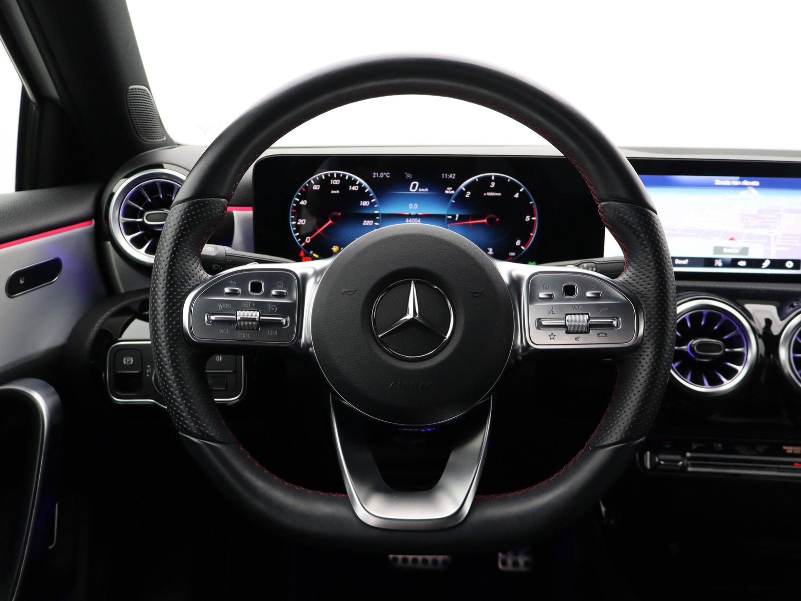 17 - Mercedes Classe A sedan 180 d premium 8g-dct