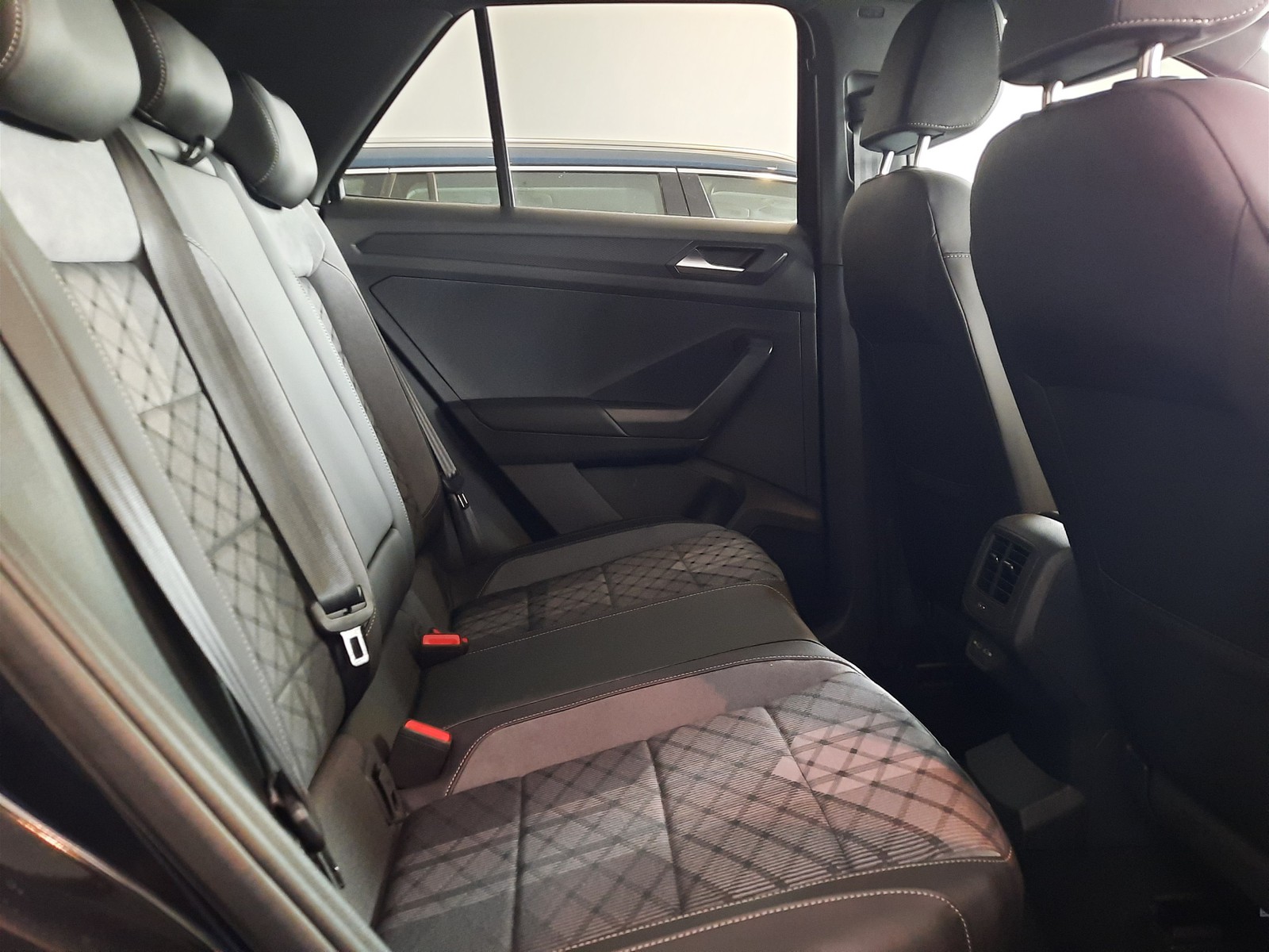 9 - Volkswagen T-Roc 2.0 tdi scr 150cv r line dsg