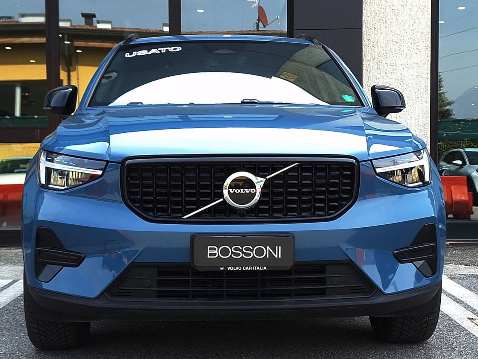 2 - Volvo XC40 2.0 b3 plus dark automatico