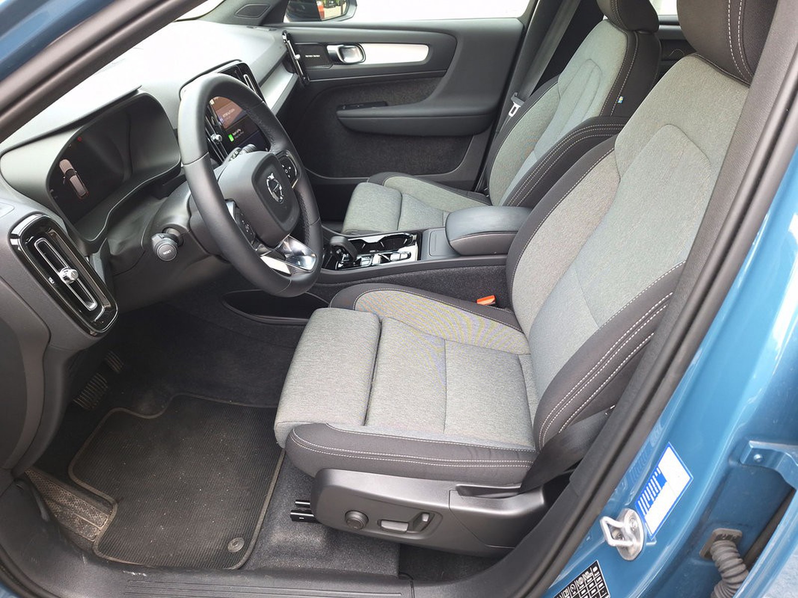 11 - Volvo XC40 2.0 b3 plus dark automatico