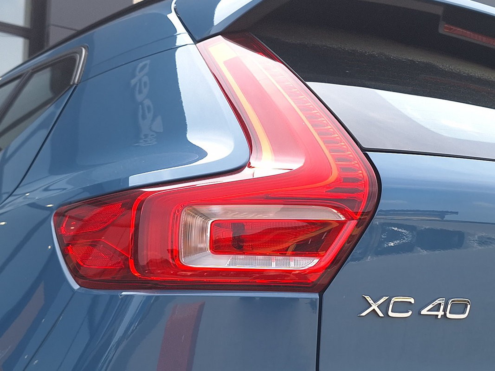 15 - Volvo XC40 2.0 b3 plus dark automatico