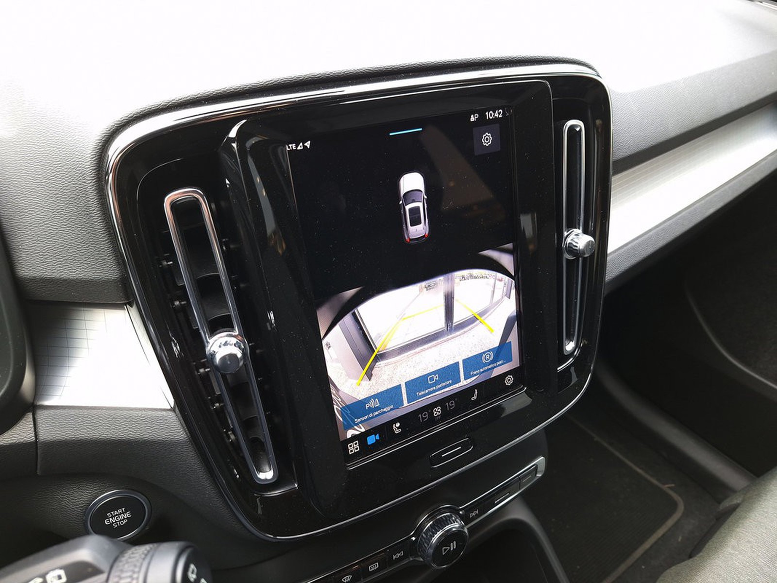 17 - Volvo XC40 2.0 b3 plus dark automatico
