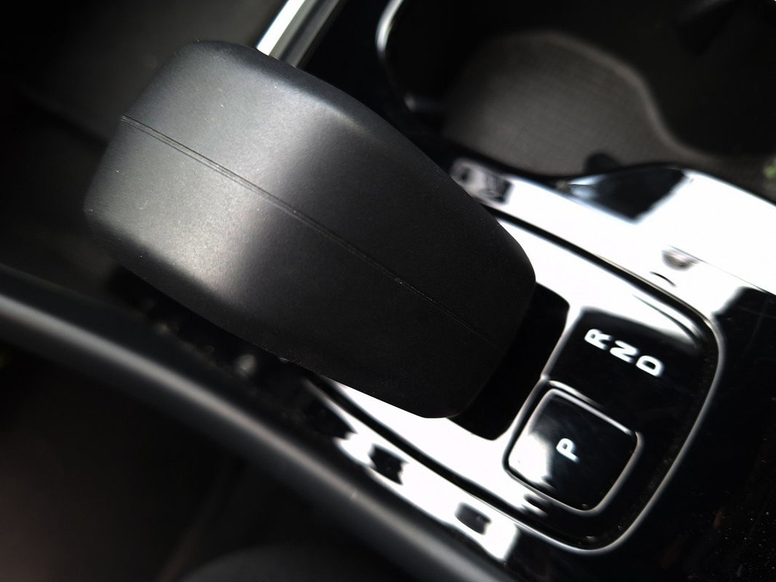 18 - Volvo XC40 2.0 b3 plus dark automatico