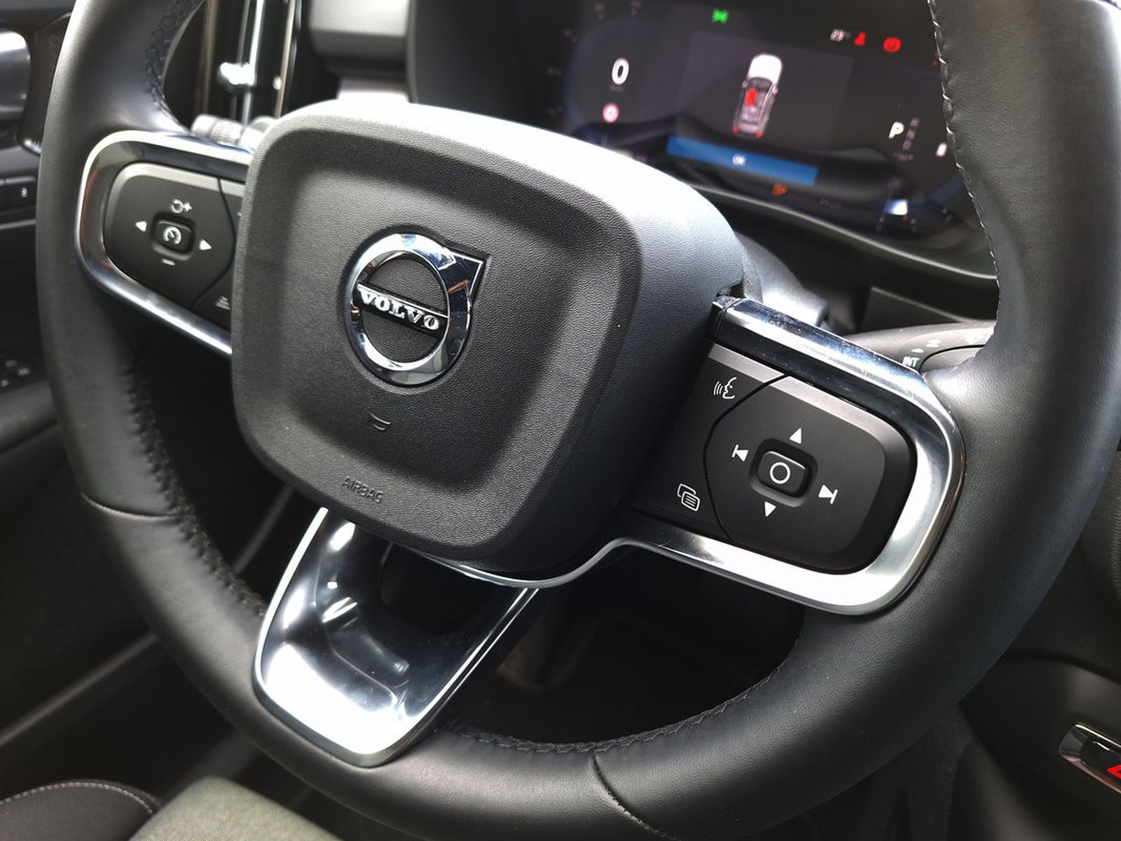 20 - Volvo XC40 2.0 b3 plus dark automatico