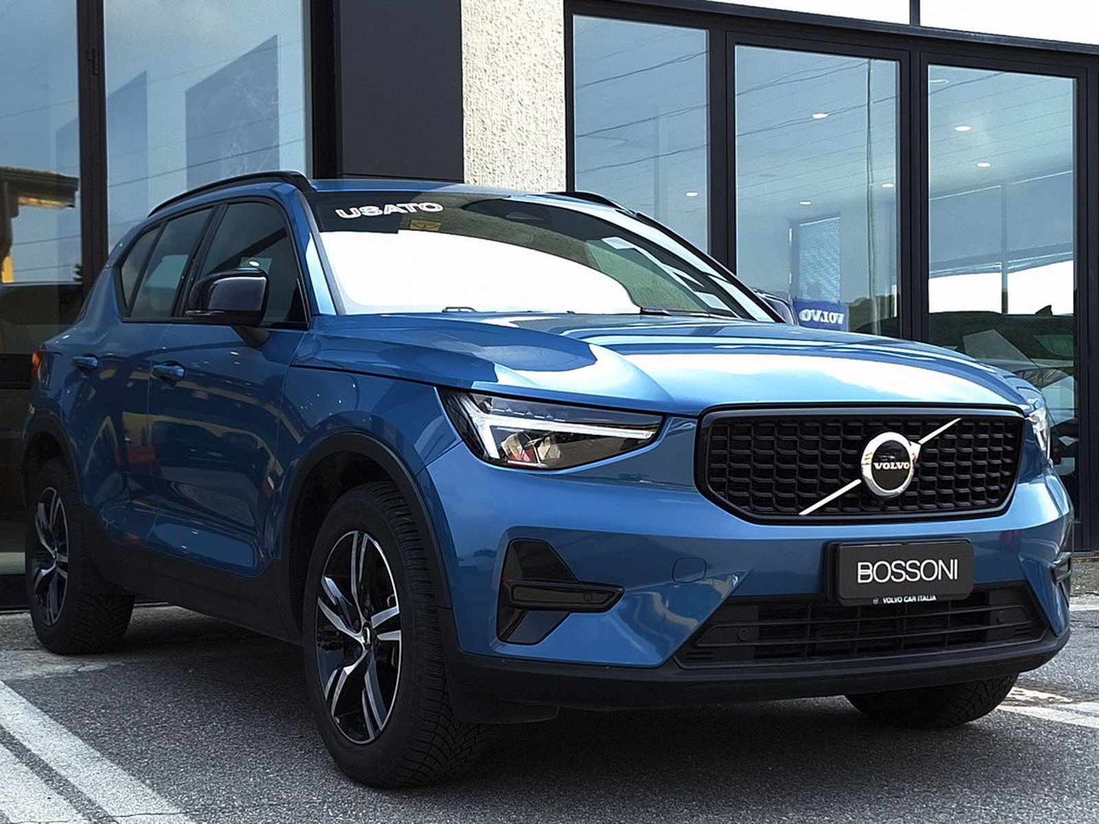3 - Volvo XC40 2.0 b3 plus dark automatico