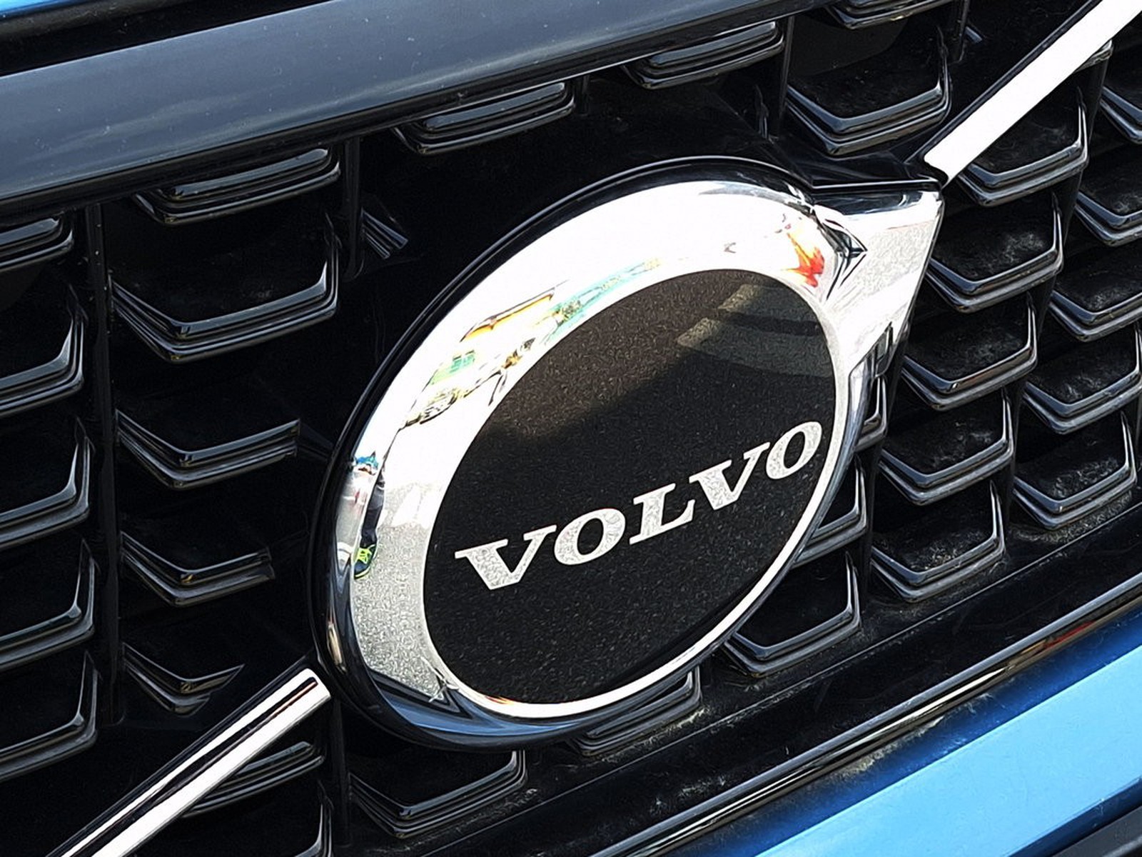 24 - Volvo XC40 2.0 b3 plus dark automatico