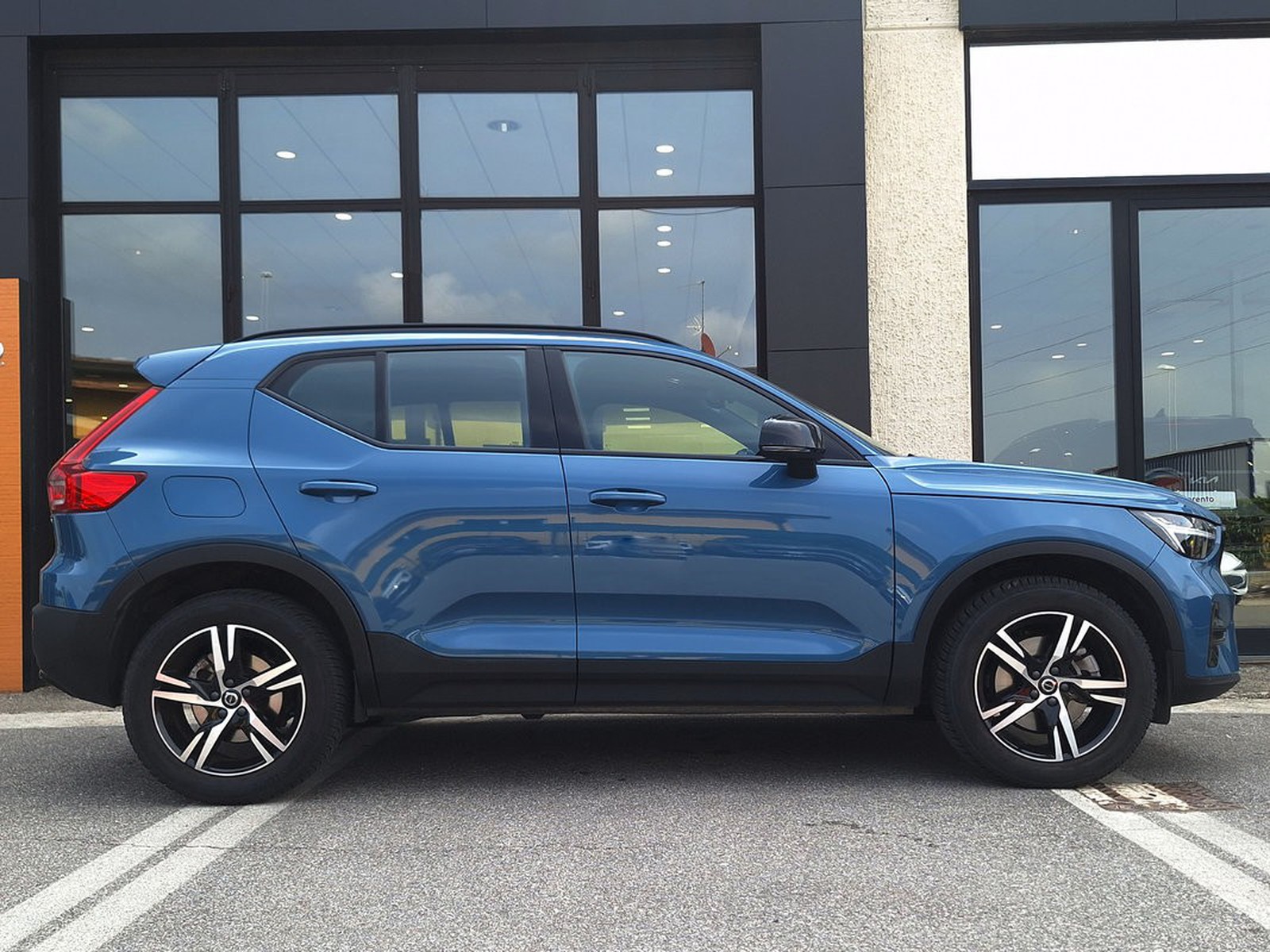 4 - Volvo XC40 2.0 b3 plus dark automatico