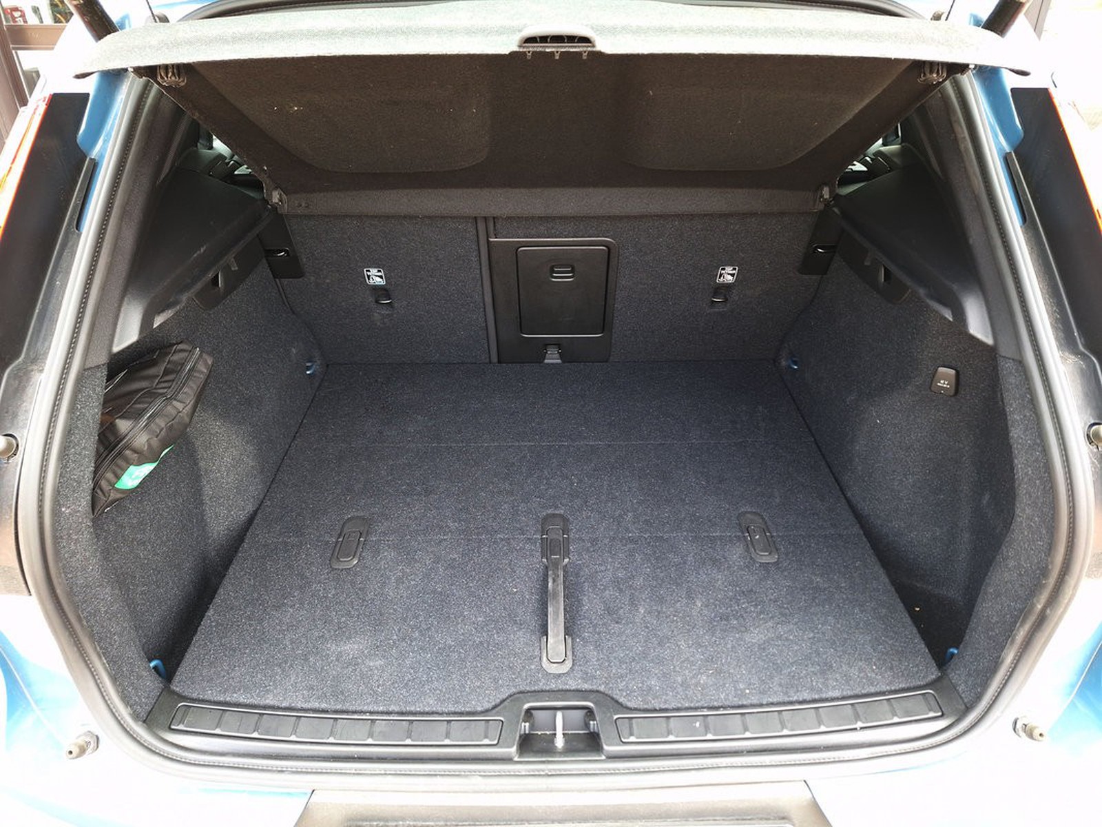 6 - Volvo XC40 2.0 b3 plus dark automatico