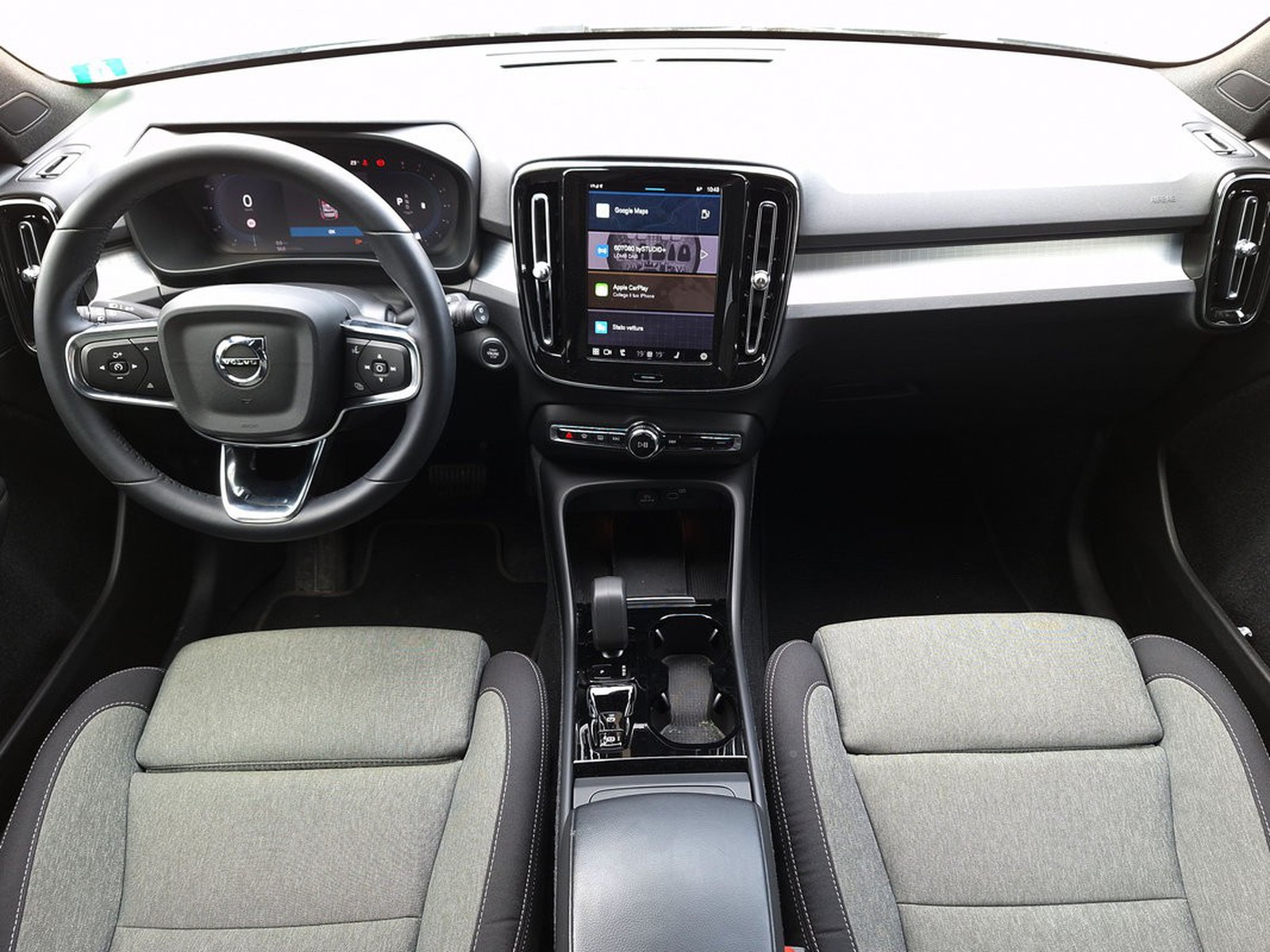 8 - Volvo XC40 2.0 b3 plus dark automatico
