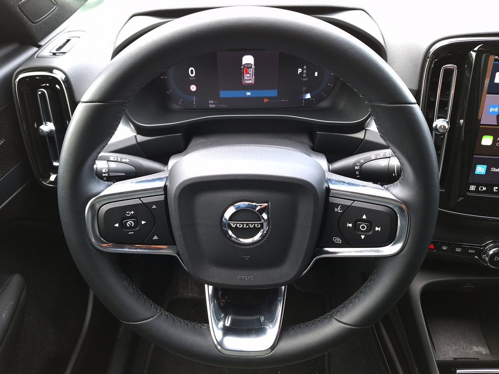 9 - Volvo XC40 2.0 b3 plus dark automatico