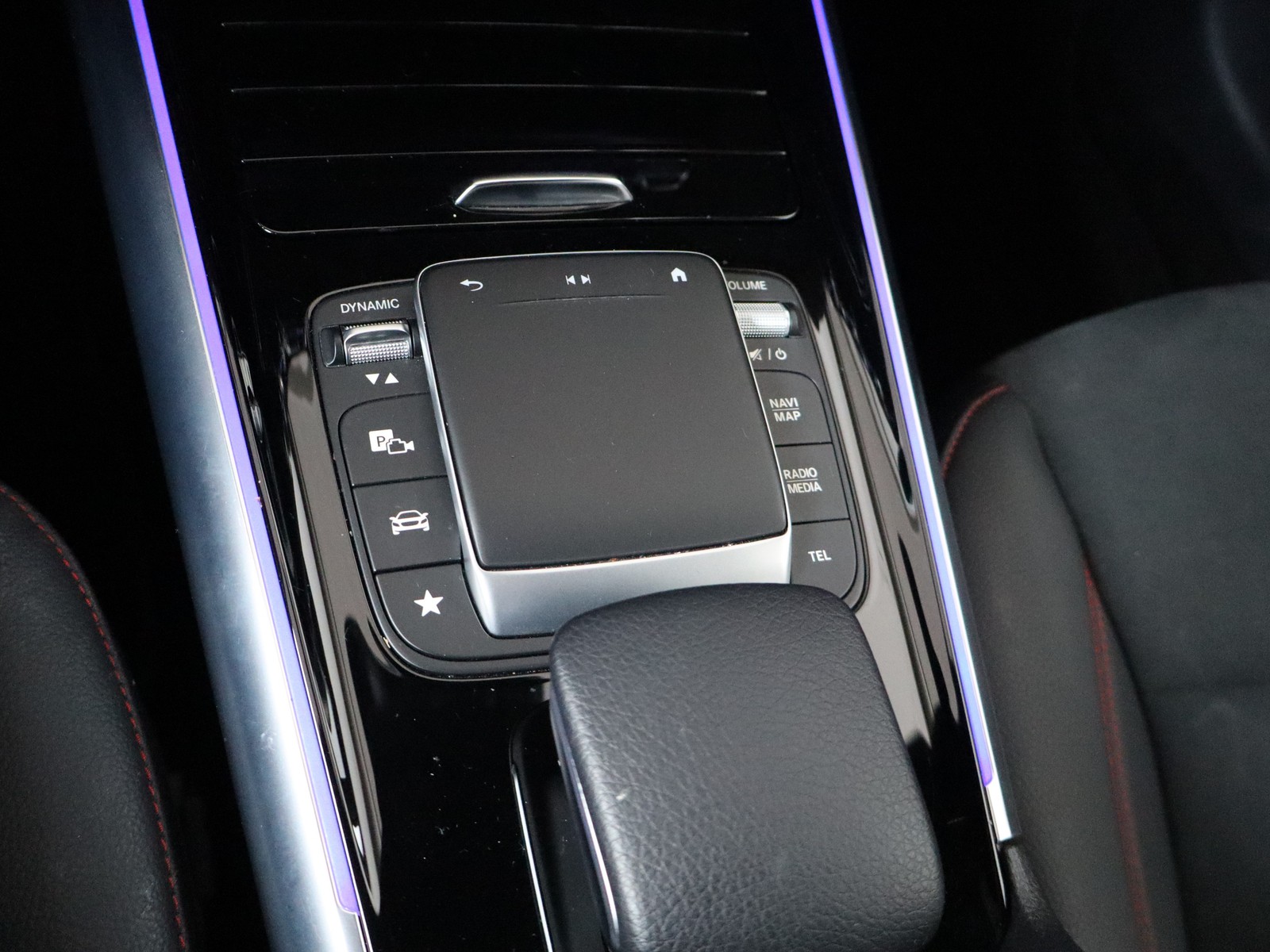 14 - Mercedes GLA 180 d premium 8g-dct