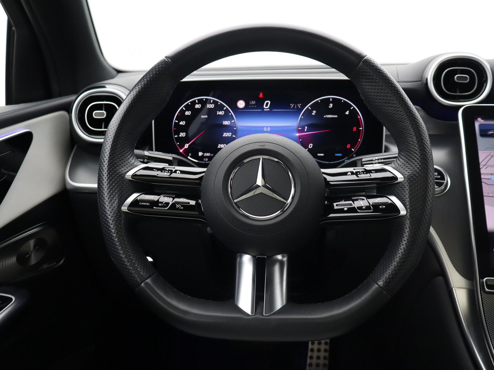 17 - Mercedes GLC coupe 220 d amg line premium plus 4matic 9g-tronic