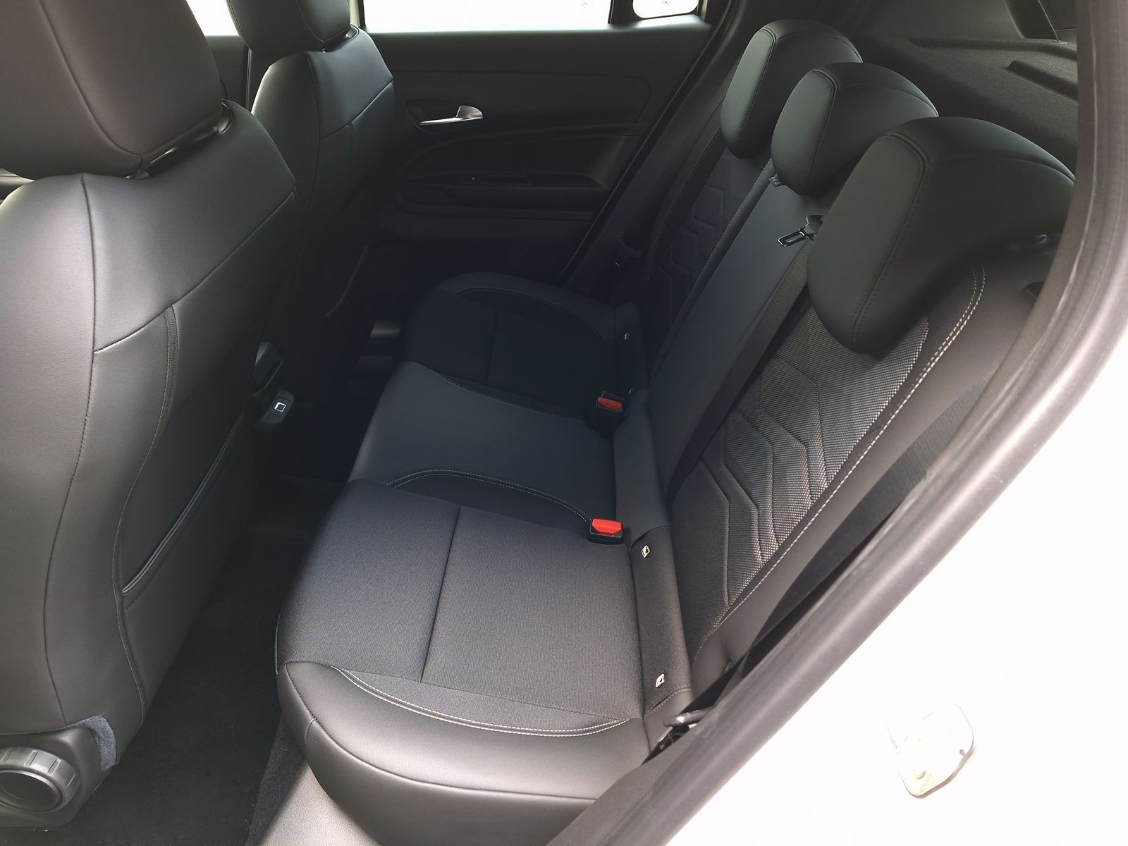 12 - Jeep Avenger 1.2 turbo e-hybrid mhev 110cv black edition fwd edct6