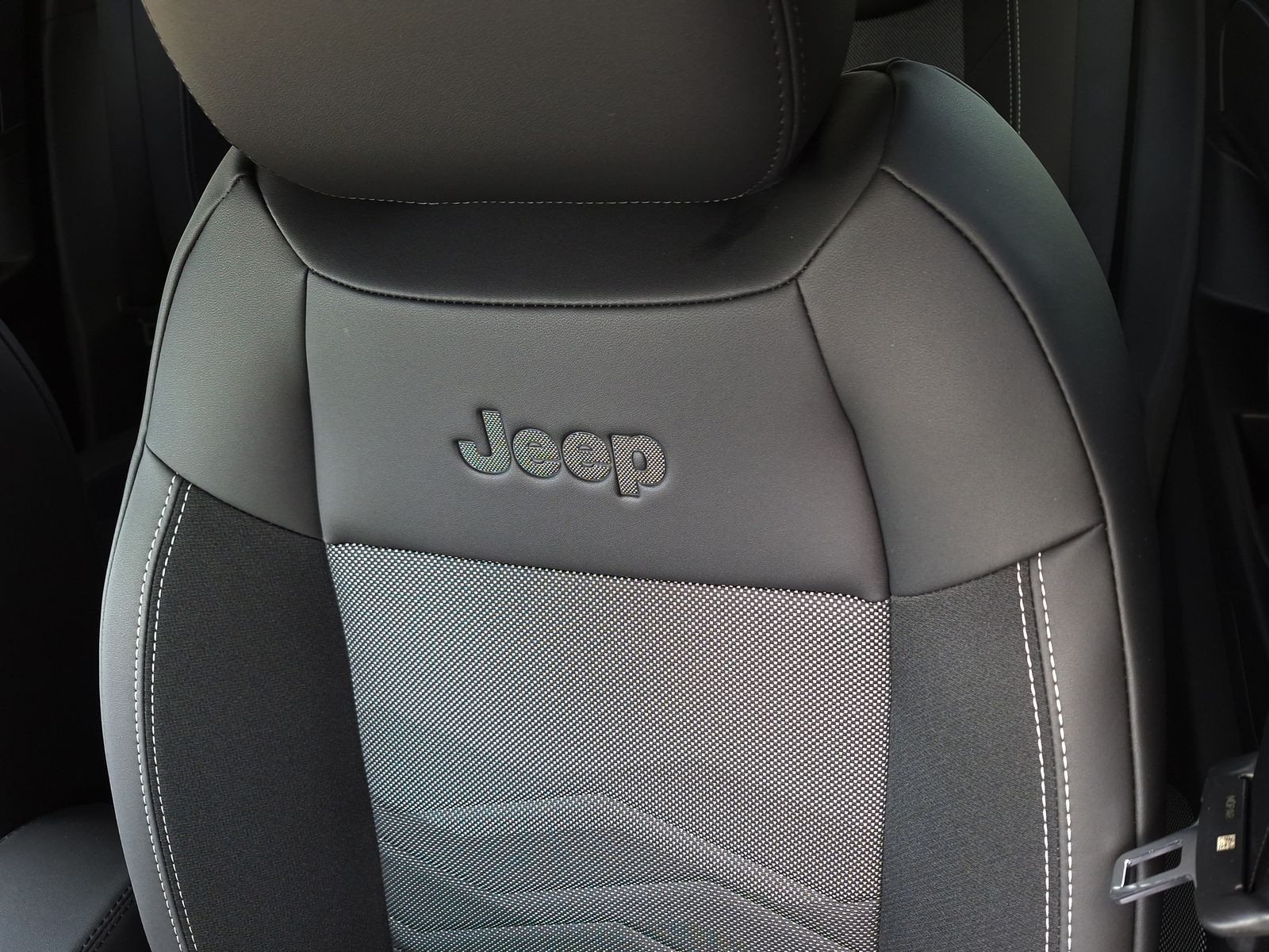 21 - Jeep Avenger 1.2 turbo e-hybrid mhev 110cv black edition fwd edct6