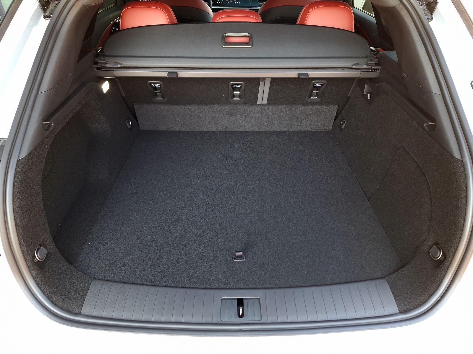 6 - Omoda 9 OMODA SHS-P PHEV 1.5TGDI - Trazione AWD DHT3 Premium (AWD) - Interni Rosso