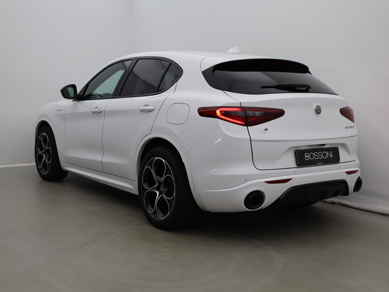5 - Alfa Romeo Stelvio 2.2 turbo 210cv veloce q4 at8