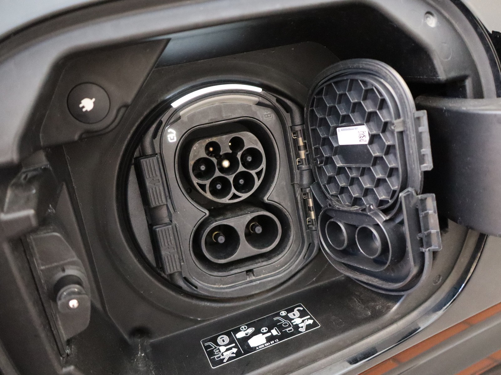 18 - Mercedes EQA 250+ amg line advanced