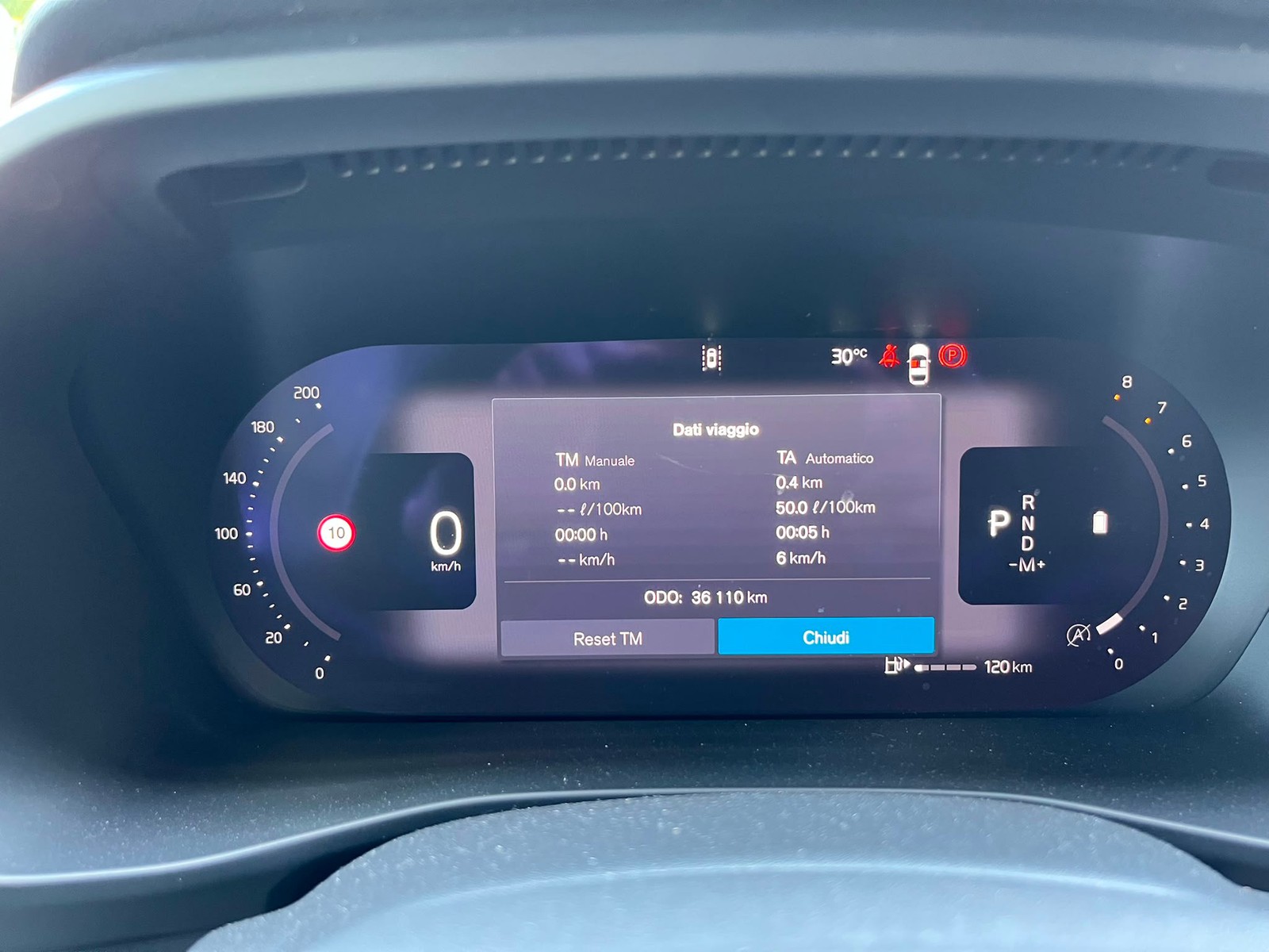 12 - Volvo XC40 2.0 b3 core automatico