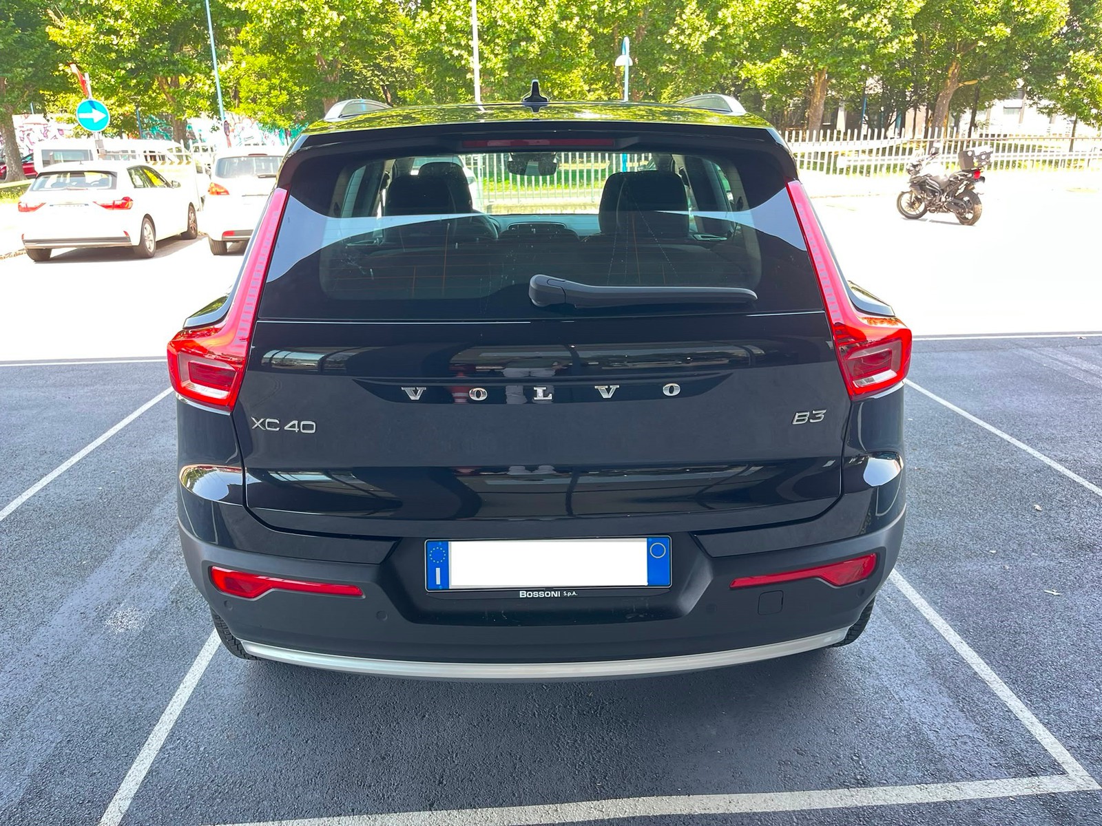 9 - Volvo XC40 2.0 b3 core automatico