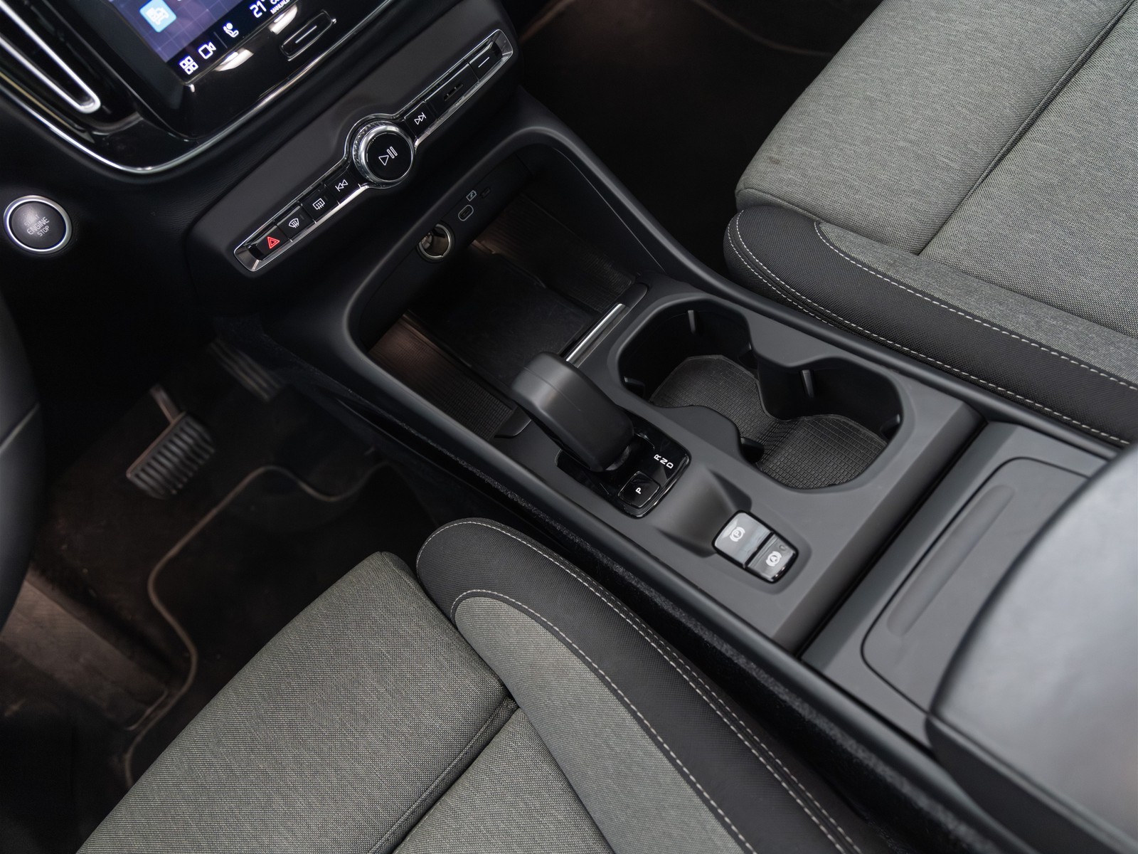 11 - Volvo XC40 2.0 b3 plus bright automatico