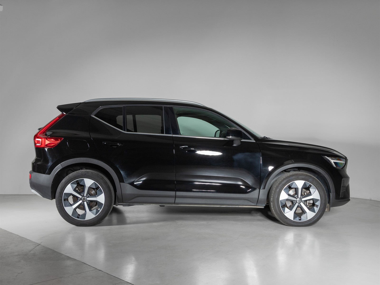 3 - Volvo XC40 2.0 b3 plus bright automatico