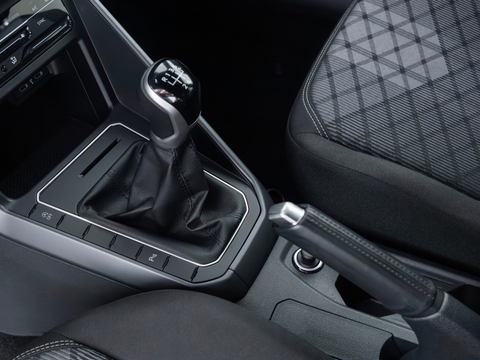 8 - Volkswagen Polo 1.0 tsi 95cv r line