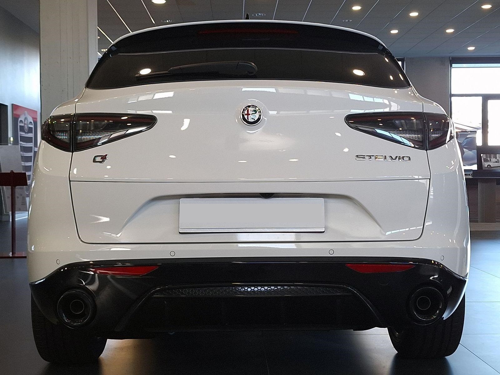 5 - Alfa Romeo Stelvio 2.2 turbo 210cv veloce q4 at8