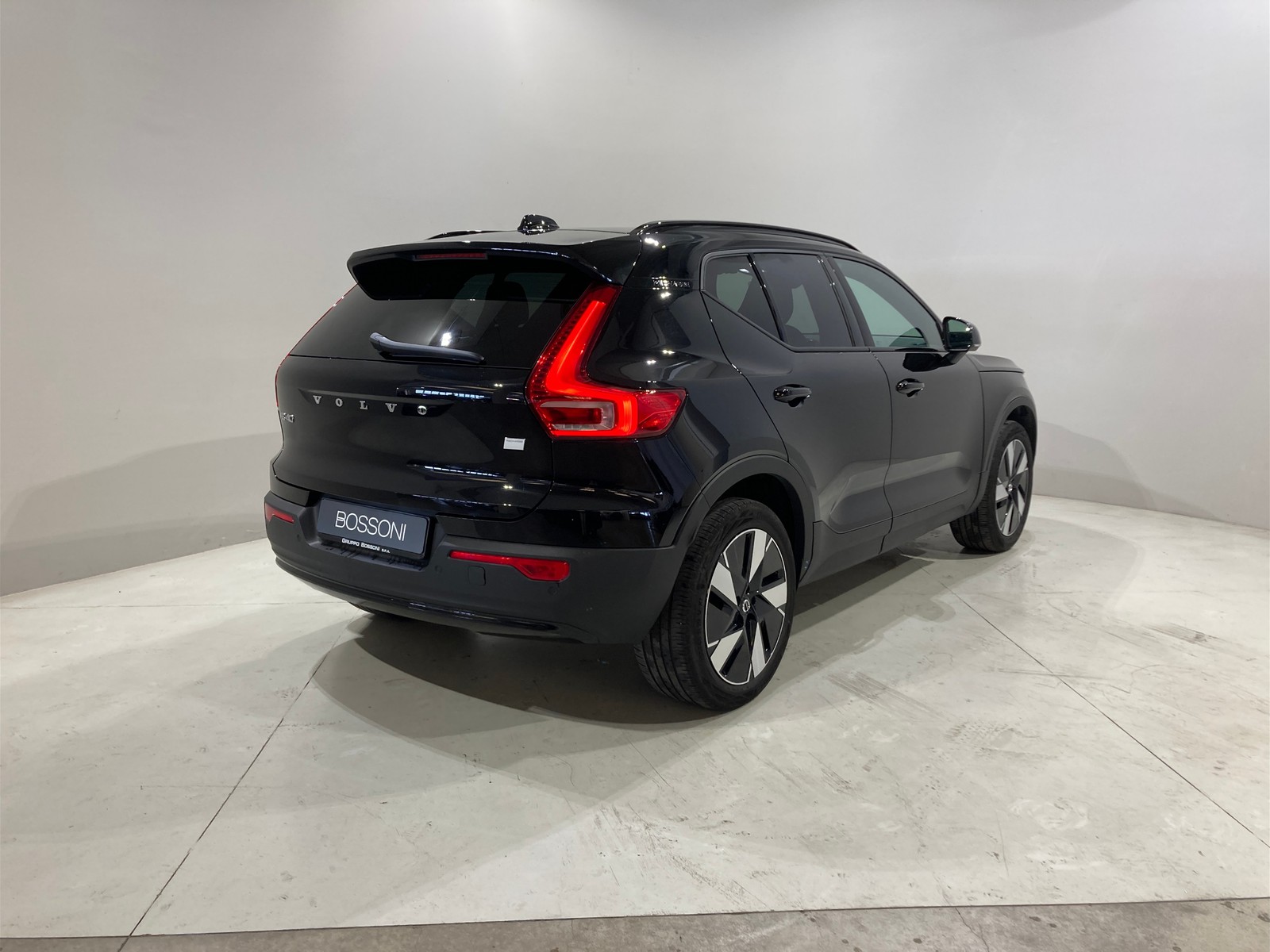 2 - Volvo XC40 single motor plus rwd edt