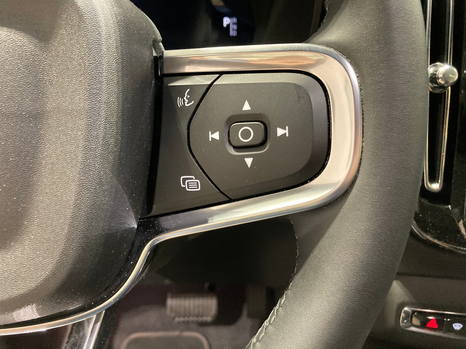 16 - Volvo XC40 single motor plus rwd edt