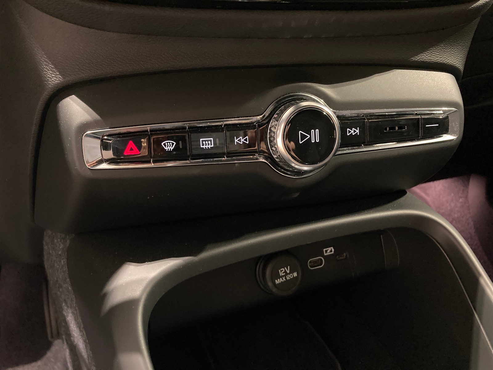 17 - Volvo XC40 single motor plus rwd edt