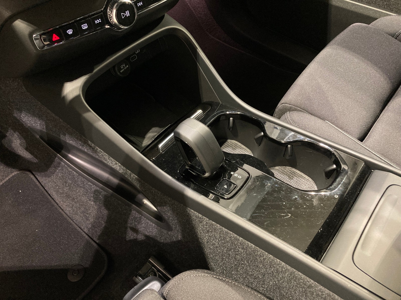 18 - Volvo XC40 single motor plus rwd edt