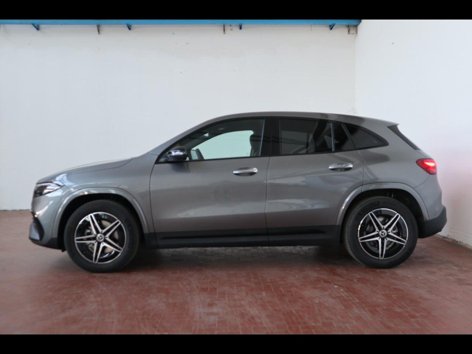 3 - Mercedes EQA 300 amg line advanced plus 4matic