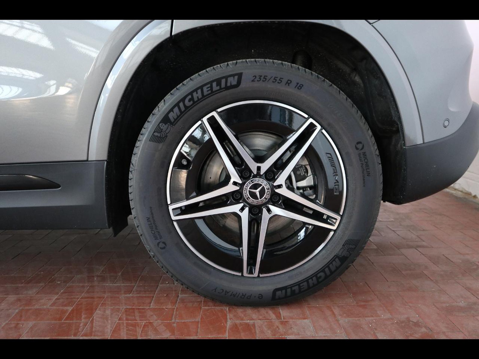 4 - Mercedes EQA 300 amg line advanced plus 4matic