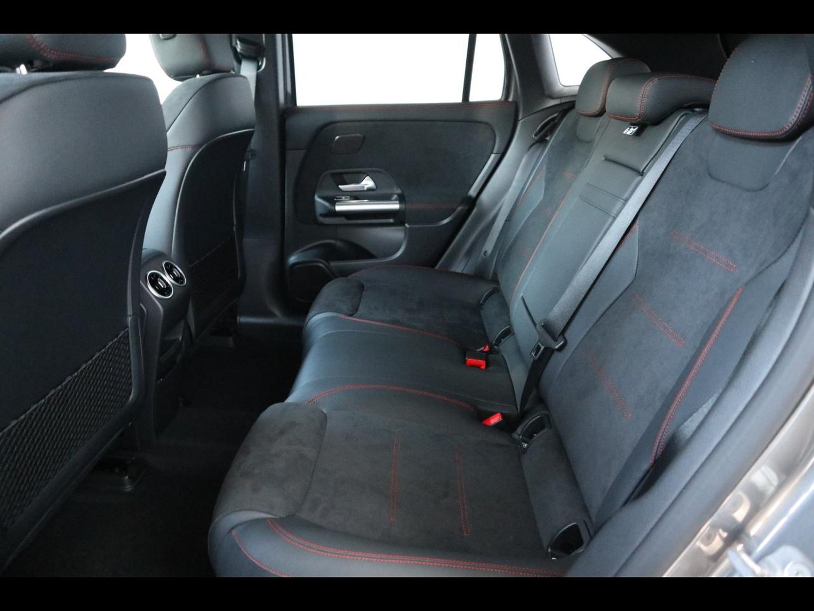 8 - Mercedes EQA 300 amg line advanced plus 4matic