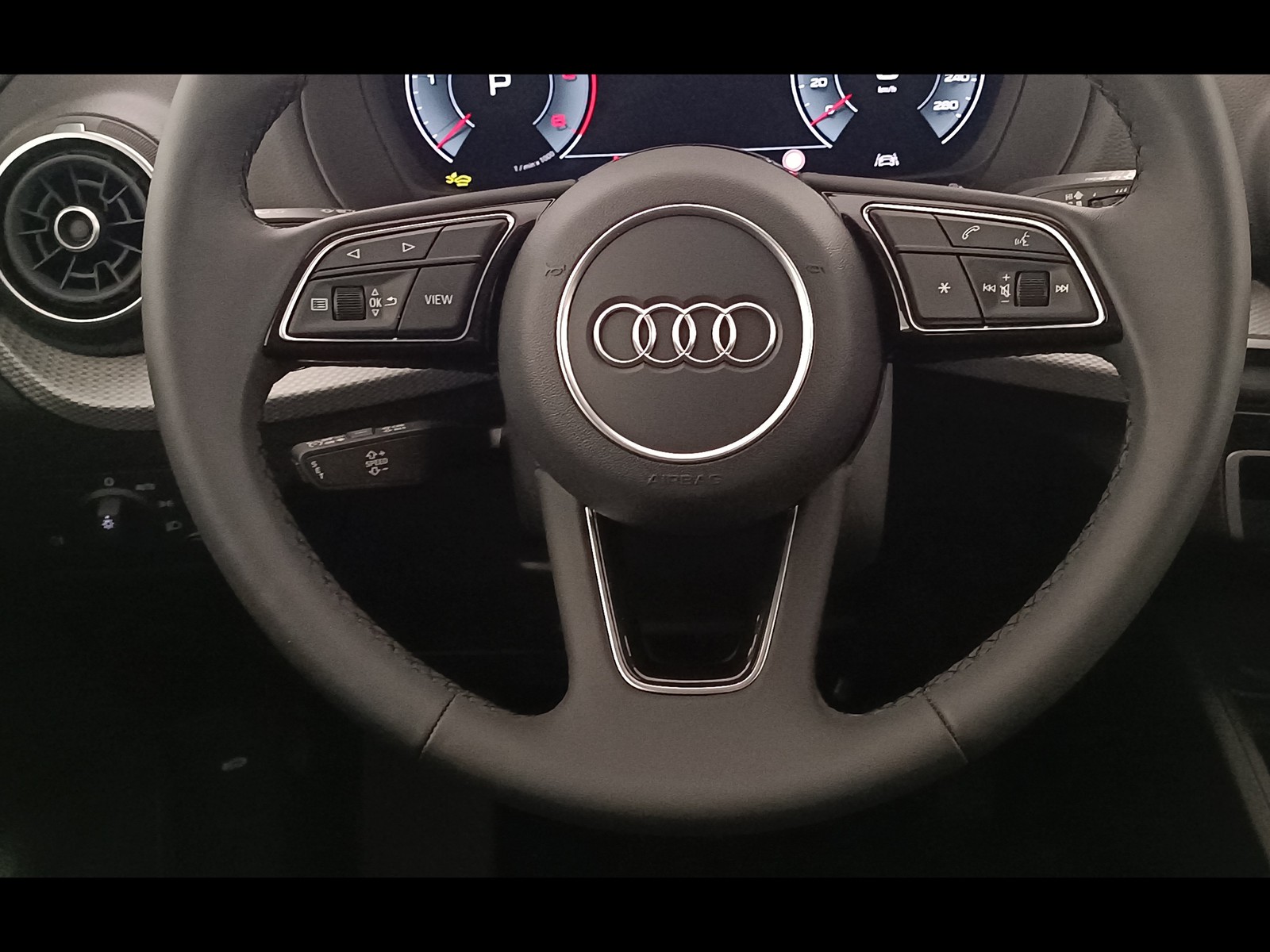16 - Audi Q2 35 2.0 tdi business advanced s tronic