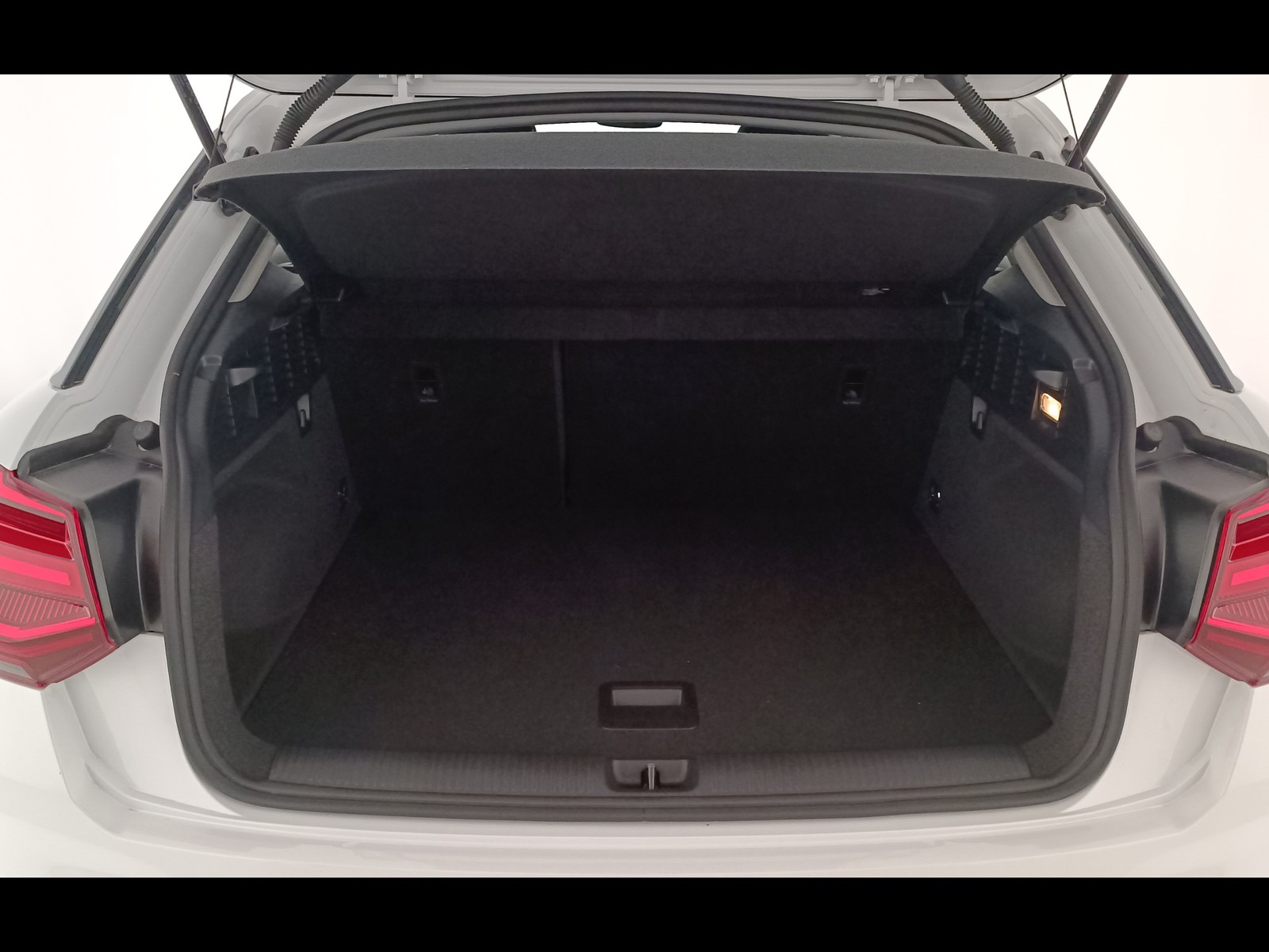 26 - Audi Q2 35 2.0 tdi business advanced s tronic