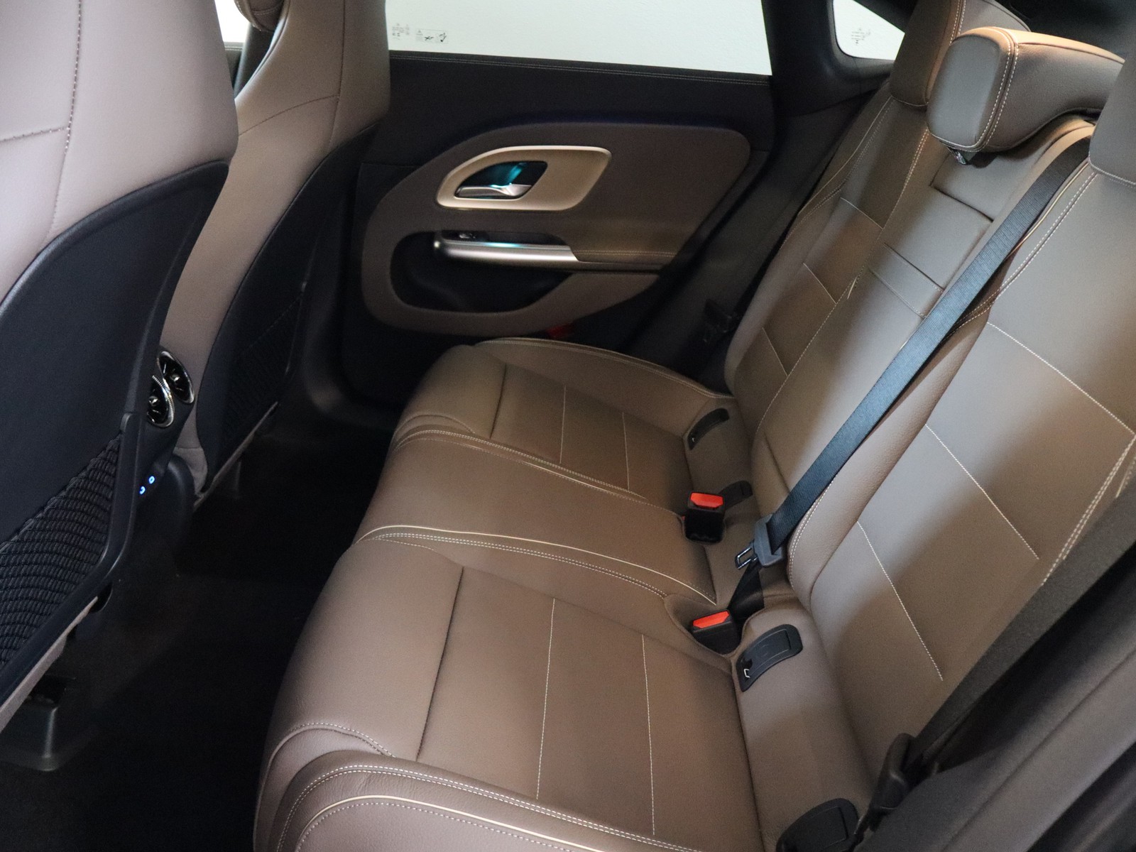 8 - Mercedes CLA 200 premium auto
