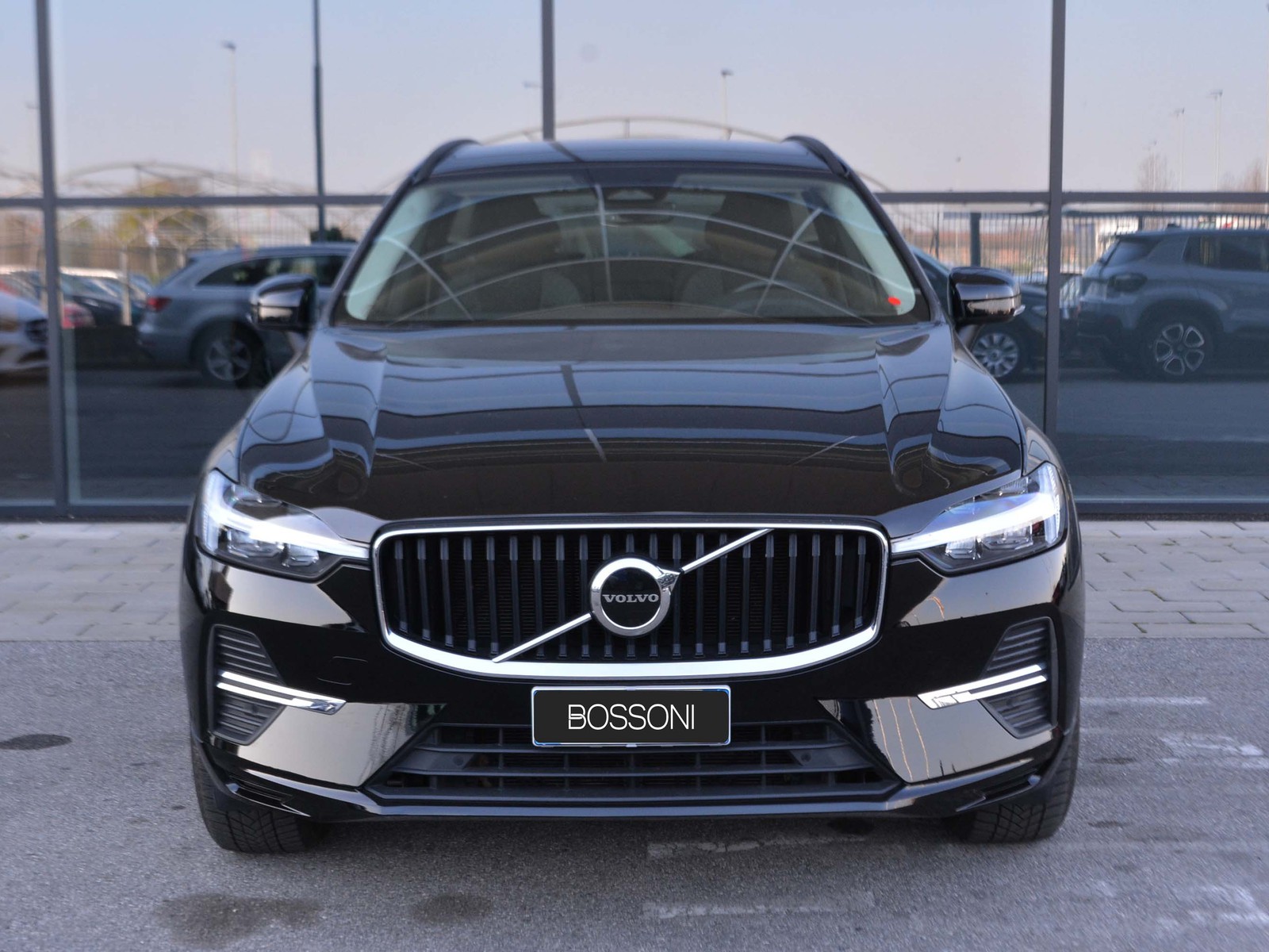 2 - Volvo XC60 2.0 b4 core automatico