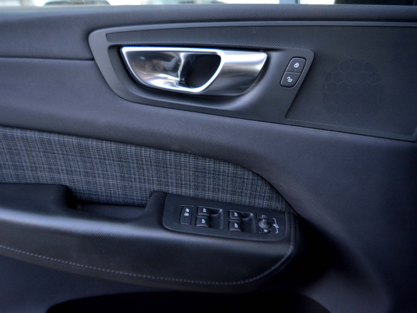 14 - Volvo XC60 2.0 b4 core automatico