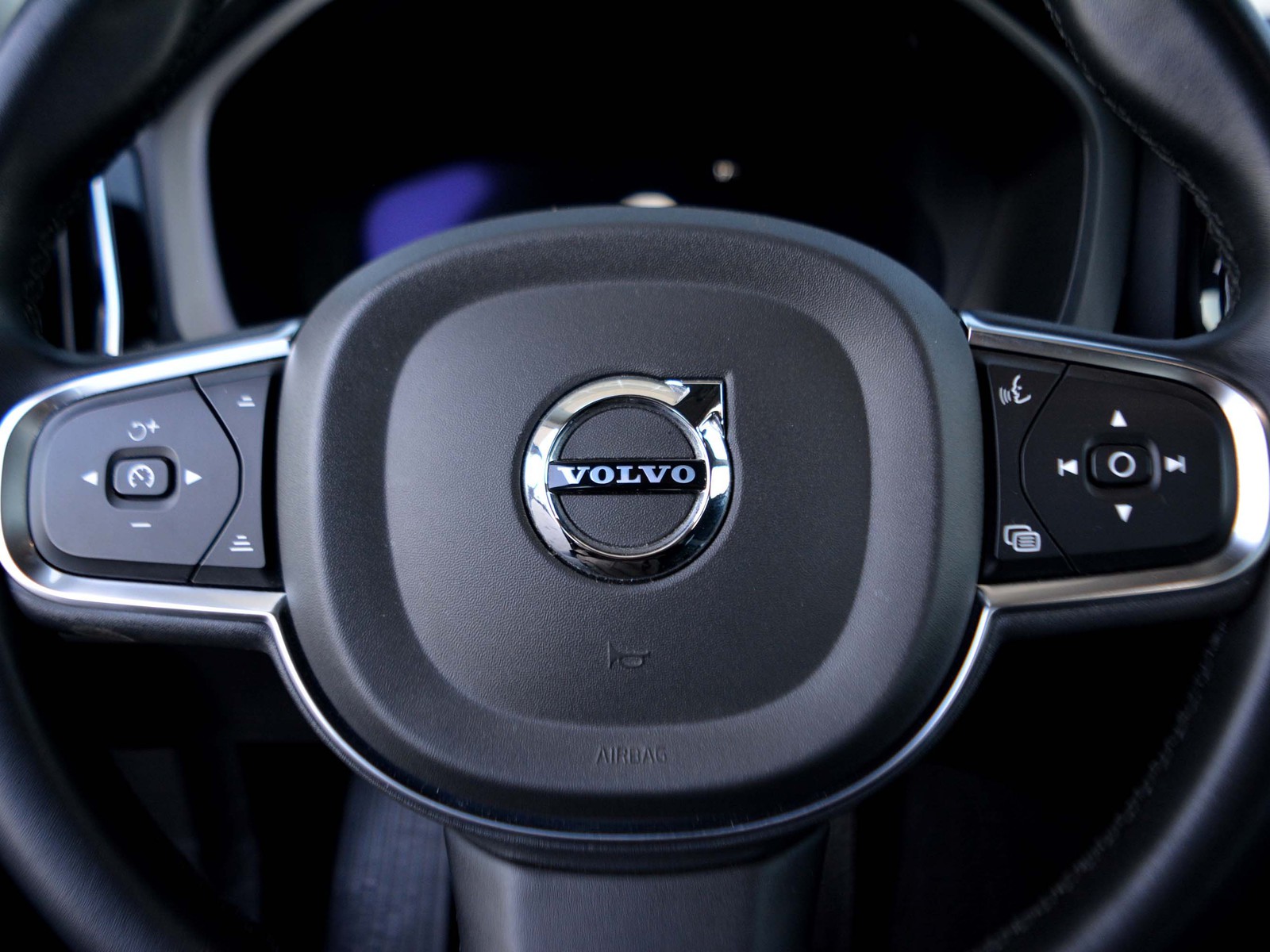 17 - Volvo XC60 2.0 b4 core automatico