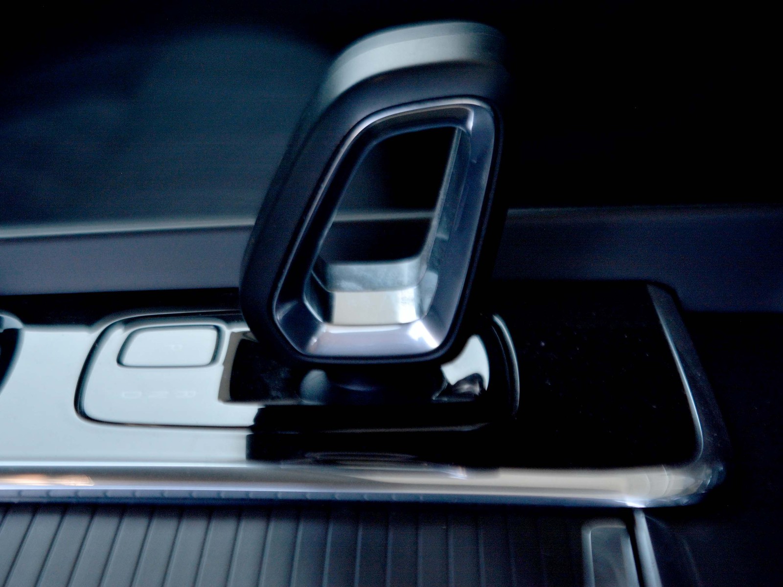 18 - Volvo XC60 2.0 b4 core automatico